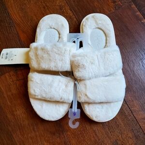 Stars Above Slippers White cream Faux Fur size 6 NWT